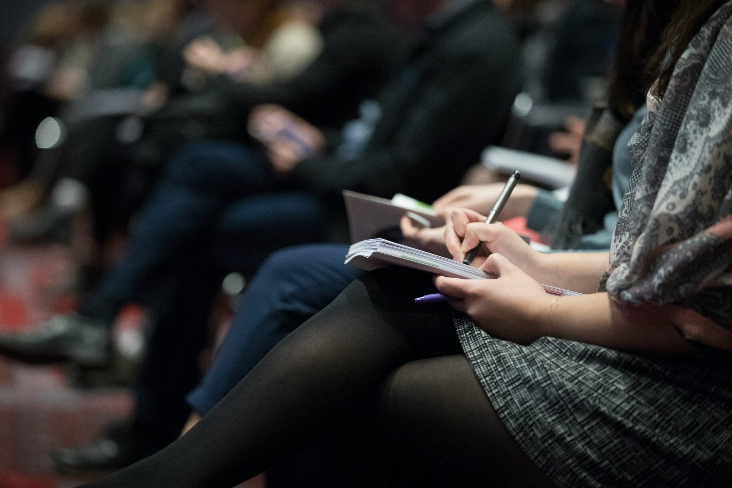 https://unsplash.com/pt-br/fotografias/selective-focus-photography-of-people-sitting-on-chairs-while-writing-on-notebooks-Hb6uWq0i4MI?utm_content=creditShareLink&utm_medium=referral&utm_source=unsplash